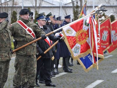W piątek, 28 stycznia 2022 r. w Słońsku odbyły się rocznicowe uroczystości. Przed pomnikami przy Muzeum Martyrologii oraz na cmentarzu jenieckim złożono wiązanki kwiatów – również od Zarządu Województwa Lubuskiego. 