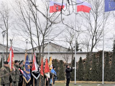 W piątek, 28 stycznia 2022 r. w Słońsku odbyły się rocznicowe uroczystości. Przed pomnikami przy Muzeum Martyrologii oraz na cmentarzu jenieckim złożono wiązanki kwiatów – również od Zarządu Województwa Lubuskiego. 