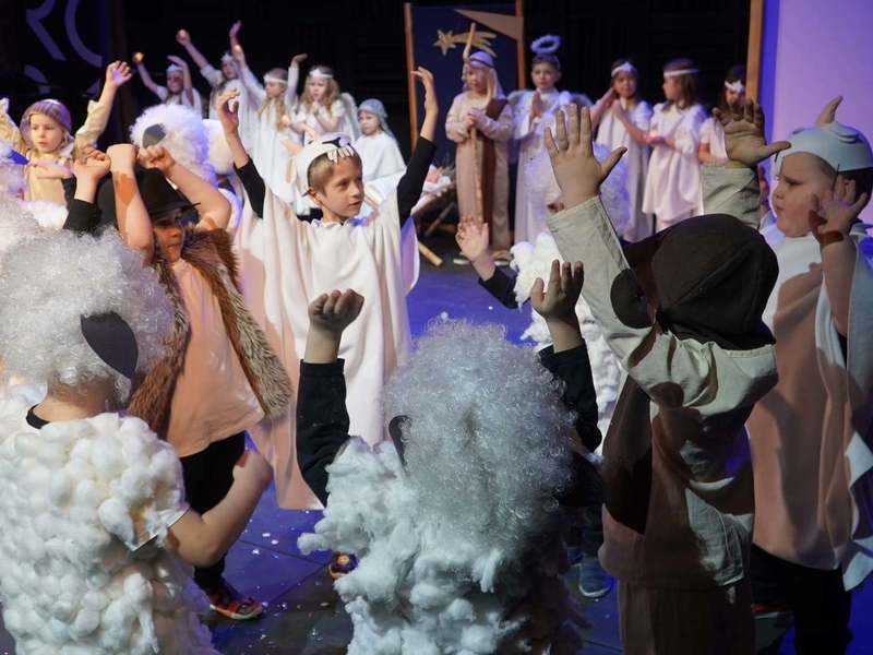 Regionalne Centrum Animacji Kultury w Zielonej Górze: 1 lutego 2022 roku młodzi kolędnicy zawładnęli sceną Centrum Kreatywnej Kultury!