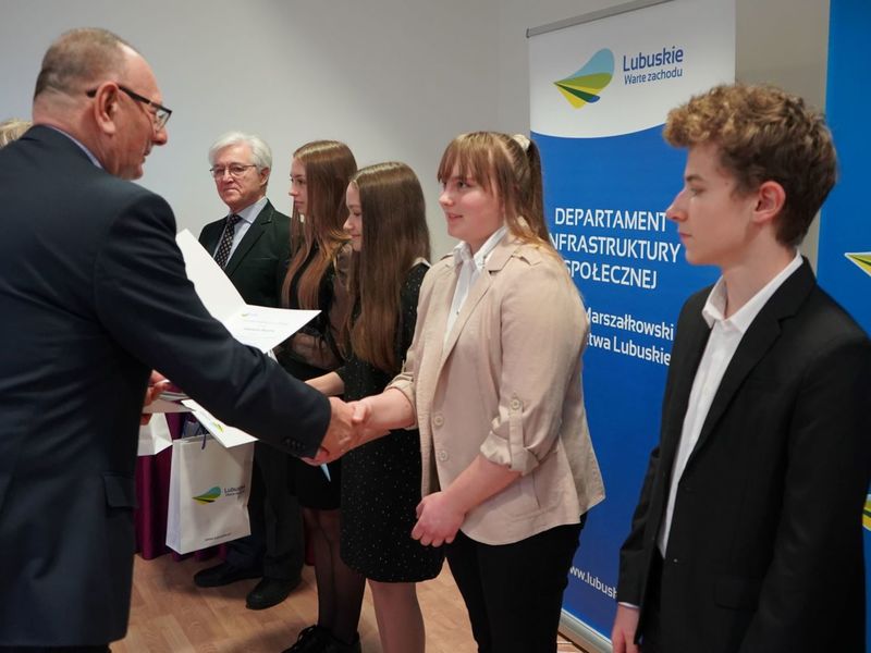 4 lutego 2022 r. Palmiarnia Zielonogórska. Wręczenie stypendiów naukowych, twórczych i artystycznych Marszałka Województwa Lubuskiego