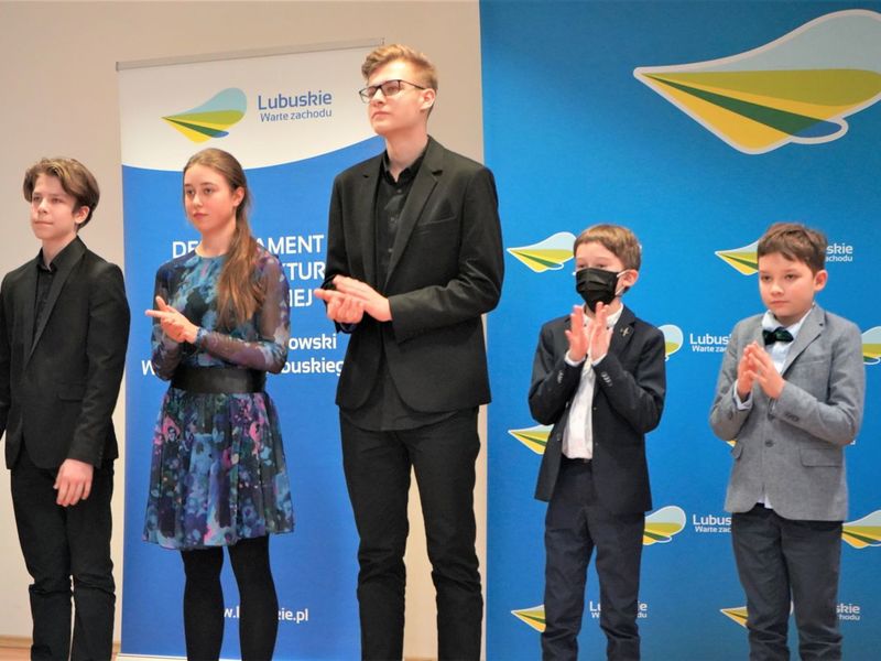 4 lutego 2022 r. Palmiarnia Zielonogórska. Wręczenie stypendiów naukowych, twórczych i artystycznych Marszałka Województwa Lubuskiego