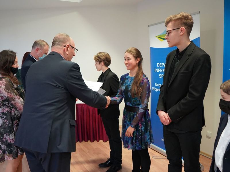 4 lutego 2022 r. Palmiarnia Zielonogórska. Wręczenie stypendiów naukowych, twórczych i artystycznych Marszałka Województwa Lubuskiego