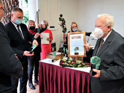 W piątek, 4 lutego 2022 r. w Palmiarni Zielonogórskiej wręczono Nagrody Kulturalne Marszałka Województwa Lubuskiego oraz Złote Dukaty Lubuskie za lata 2020 i 2021. W uroczystości brali udział radni sejmiku, dyrektorzy departamentów Urzędu Marszałkowskiego, kierownicy wydziałów.  
