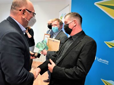 W piątek, 4 lutego 2022 r. w Palmiarni Zielonogórskiej wręczono Nagrody Kulturalne Marszałka Województwa Lubuskiego oraz Złote Dukaty Lubuskie za lata 2020 i 2021. W uroczystości brali udział radni sejmiku, dyrektorzy departamentów Urzędu Marszałkowskiego, kierownicy wydziałów.  