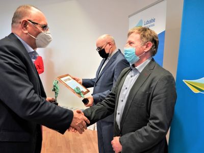 W piątek, 4 lutego 2022 r. w Palmiarni Zielonogórskiej wręczono Nagrody Kulturalne Marszałka Województwa Lubuskiego oraz Złote Dukaty Lubuskie za lata 2020 i 2021. W uroczystości brali udział radni sejmiku, dyrektorzy departamentów Urzędu Marszałkowskiego, kierownicy wydziałów.  