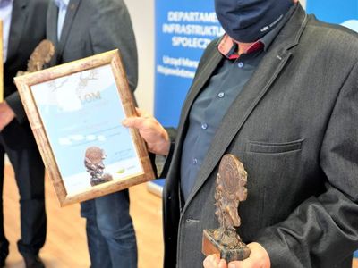 W piątek, 4 lutego 2022 r. w Palmiarni Zielonogórskiej wręczono Nagrody Kulturalne Marszałka Województwa Lubuskiego oraz Złote Dukaty Lubuskie za lata 2020 i 2021. W uroczystości brali udział radni sejmiku, dyrektorzy departamentów Urzędu Marszałkowskiego, kierownicy wydziałów.  