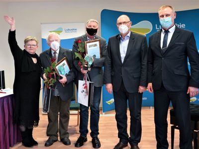 W piątek, 4 lutego 2022 r. w Palmiarni Zielonogórskiej wręczono Nagrody Kulturalne Marszałka Województwa Lubuskiego oraz Złote Dukaty Lubuskie za lata 2020 i 2021. W uroczystości brali udział radni sejmiku, dyrektorzy departamentów Urzędu Marszałkowskiego, kierownicy wydziałów.  