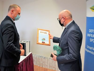W piątek, 4 lutego 2022 r. w Palmiarni Zielonogórskiej wręczono Nagrody Kulturalne Marszałka Województwa Lubuskiego oraz Złote Dukaty Lubuskie za lata 2020 i 2021. W uroczystości brali udział radni sejmiku, dyrektorzy departamentów Urzędu Marszałkowskiego, kierownicy wydziałów.  