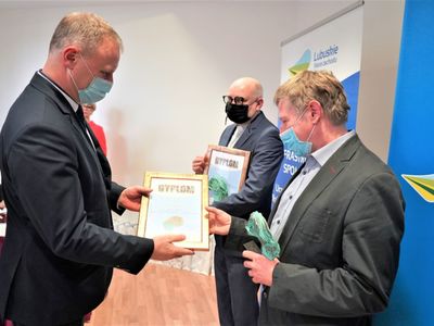 W piątek, 4 lutego 2022 r. w Palmiarni Zielonogórskiej wręczono Nagrody Kulturalne Marszałka Województwa Lubuskiego oraz Złote Dukaty Lubuskie za lata 2020 i 2021. W uroczystości brali udział radni sejmiku, dyrektorzy departamentów Urzędu Marszałkowskiego, kierownicy wydziałów.  