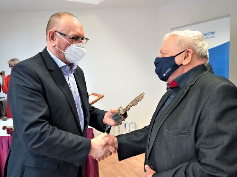 W piątek, 4 lutego 2022 r. w Palmiarni Zielonogórskiej wręczono Nagrody Kulturalne Marszałka Województwa Lubuskiego oraz Złote Dukaty Lubuskie za lata 2020 i 2021. W uroczystości brali udział radni sejmiku, dyrektorzy departamentów Urzędu Marszałkowskiego, kierownicy wydziałów.