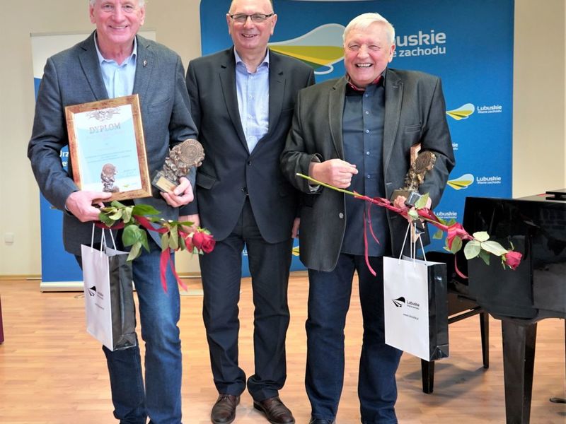 W piątek, 4 lutego 2022 r. w Palmiarni Zielonogórskiej wręczono Nagrody Kulturalne Marszałka Województwa Lubuskiego oraz Złote Dukaty Lubuskie za lata 2020 i 2021. W uroczystości brali udział radni sejmiku, dyrektorzy departamentów Urzędu Marszałkowskiego, kierownicy wydziałów.