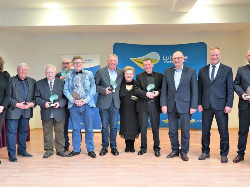 W piątek, 4 lutego 2022 r. w Palmiarni Zielonogórskiej wręczono Nagrody Kulturalne Marszałka Województwa Lubuskiego oraz Złote Dukaty Lubuskie za lata 2020 i 2021. W uroczystości brali udział radni sejmiku, dyrektorzy departamentów Urzędu Marszałkowskiego, kierownicy wydziałów.