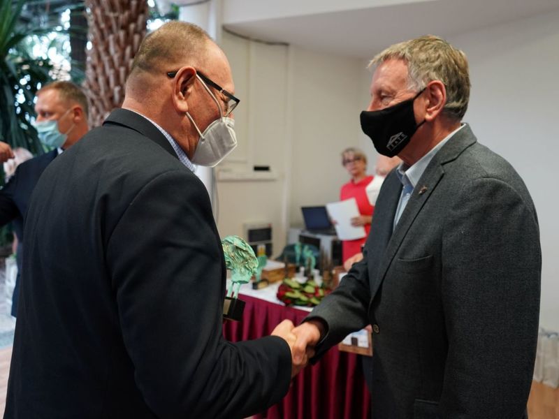 W piątek, 4 lutego 2022 r. w Palmiarni Zielonogórskiej wręczono Nagrody Kulturalne Marszałka Województwa Lubuskiego oraz Złote Dukaty Lubuskie za lata 2020 i 2021. W uroczystości brali udział radni sejmiku, dyrektorzy departamentów Urzędu Marszałkowskiego, kierownicy wydziałów.