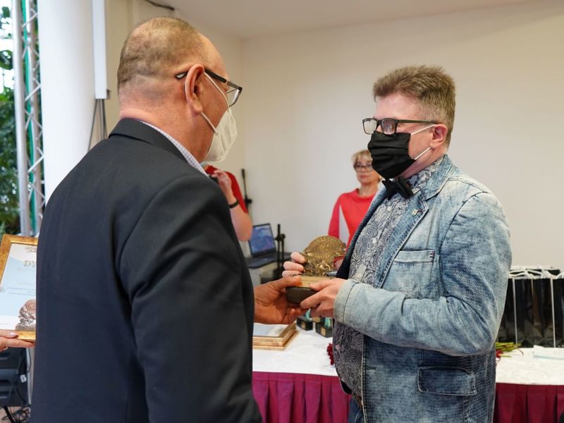 W piątek, 4 lutego 2022 r. w Palmiarni Zielonogórskiej wręczono Nagrody Kulturalne Marszałka Województwa Lubuskiego oraz Złote Dukaty Lubuskie za lata 2020 i 2021. W uroczystości brali udział radni sejmiku, dyrektorzy departamentów Urzędu Marszałkowskiego, kierownicy wydziałów.