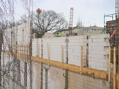 Rosną mury już trzeciej kondygnacji Sceny Lalkowej Lubuskiego Teatru. Wybudowano już łącznik, którym aktorzy i obsługa będą przechodzić z obecnej siedziby teatru do nowego obiektu (trzeba jeszcze tylko wykuć otwór w ścianie siedziby LT). Zakończenie inwestycji zaplanowano do końca 2022 roku.