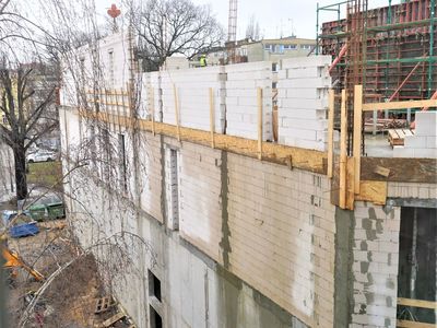 Rosną mury już trzeciej kondygnacji Sceny Lalkowej Lubuskiego Teatru. Wybudowano już łącznik, którym aktorzy i obsługa będą przechodzić z obecnej siedziby teatru do nowego obiektu (trzeba jeszcze tylko wykuć otwór w ścianie siedziby LT). Zakończenie inwestycji zaplanowano do końca 2022 roku.