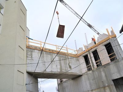 Rosną mury już trzeciej kondygnacji Sceny Lalkowej Lubuskiego Teatru. Wybudowano już łącznik, którym aktorzy i obsługa będą przechodzić z obecnej siedziby teatru do nowego obiektu (trzeba jeszcze tylko wykuć otwór w ścianie siedziby LT) . Zakończenie inwestycji zaplanowano do końca 2022 roku.