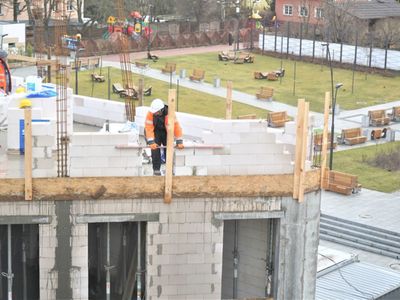 Rosną mury już trzeciej kondygnacji Sceny Lalkowej Lubuskiego Teatru. Wybudowano już łącznik, którym aktorzy i obsługa będą przechodzić z obecnej siedziby teatru do nowego obiektu (trzeba jeszcze tylko wykuć otwór w ścianie siedziby LT). Zakończenie inwestycji zaplanowano do końca 2022 roku.