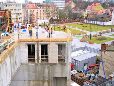 Rosną mury już trzeciej kondygnacji Sceny Lalkowej Lubuskiego Teatru. Wybudowano już łącznik, którym aktorzy i obsługa będą przechodzić z obecnej siedziby teatru do nowego obiektu (trzeba jeszcze tylko wykuć otwór w ścianie siedziby LT). Zakończenie inwestycji zaplanowano do końca 2022 roku.