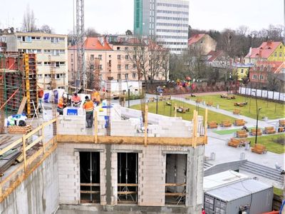 Rosną mury już trzeciej kondygnacji Sceny Lalkowej Lubuskiego Teatru. Wybudowano już łącznik, którym aktorzy i obsługa będą przechodzić z obecnej siedziby teatru do nowego obiektu (trzeba jeszcze tylko wykuć otwór w ścianie siedziby LT). Zakończenie inwestycji zaplanowano do końca 2022 roku.