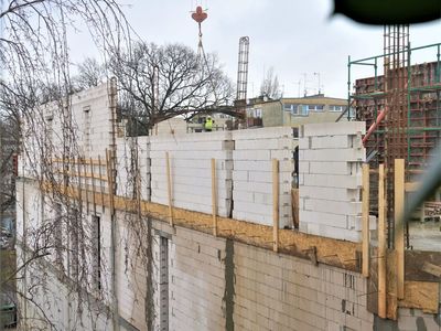 Rosną mury już trzeciej kondygnacji Sceny Lalkowej Lubuskiego Teatru. Wybudowano już łącznik, którym aktorzy i obsługa będą przechodzić z obecnej siedziby teatru do nowego obiektu (trzeba jeszcze tylko wykuć otwór w ścianie siedziby LT). Zakończenie inwestycji zaplanowano do końca 2022 roku.