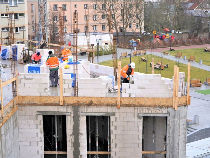 Rosną mury już trzeciej kondygnacji Sceny Lalkowej Lubuskiego Teatru. Wybudowano już łącznik, którym aktorzy i obsługa będą przechodzić z obecnej siedziby teatru do nowego obiektu  (trzeba jeszcze tylko wykuć otwór w ścianie siedziby LT). Zakończenie inwestycji zaplanowano do końca 2022 roku.