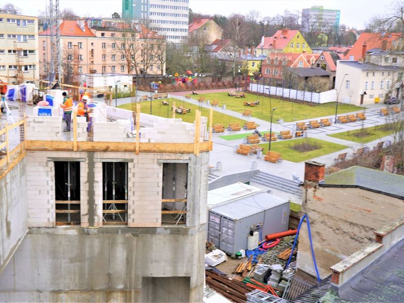 Rosną mury już trzeciej kondygnacji Sceny Lalkowej Lubuskiego Teatru. Wybudowano już łącznik, którym aktorzy i obsługa będą przechodzić z obecnej siedziby teatru do nowego obiektu (trzeba jeszcze tylko wykuć otwór w ścianie siedziby LT). Zakończenie inwestycji zaplanowano do końca 2022 roku.
