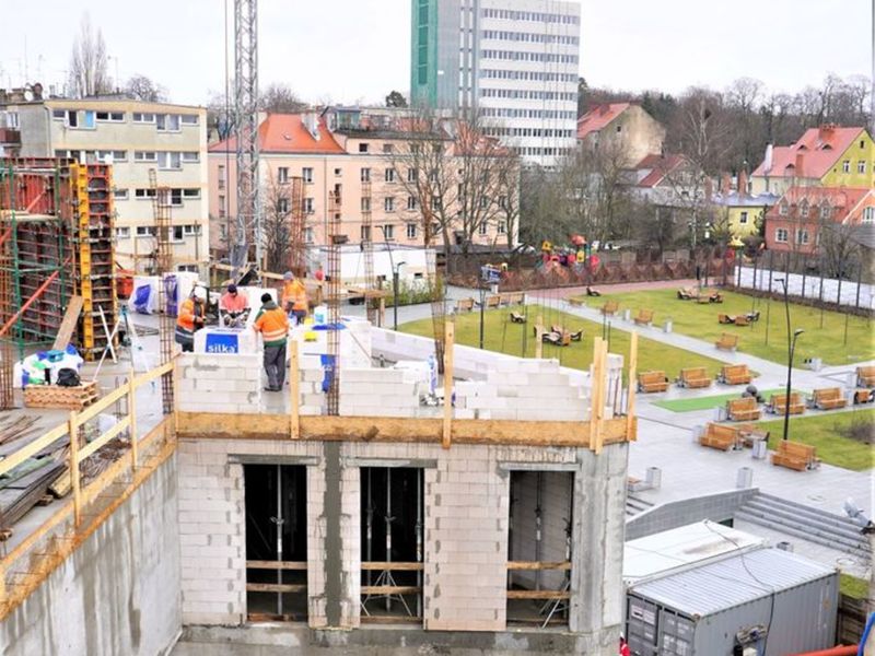 Rosną mury już trzeciej kondygnacji Sceny Lalkowej Lubuskiego Teatru. Wybudowano już łącznik, którym aktorzy i obsługa będą przechodzić z obecnej siedziby teatru do nowego obiektu (trzeba jeszcze tylko wykuć otwór w ścianie siedziby LT). Zakończenie inwestycji zaplanowano do końca 2022 roku.