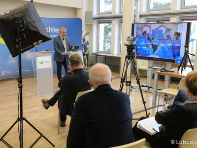 Prezes Szpitala Uniwersyteckiego w Zielonej Górze dr Marek Działoszyński podczas konferencji prasowej podsumowującej konsultacje ws. przeniesienia „Medyka” do nowej siedziby