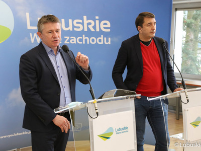 Prof. UZ, kierownik Klinicznego Oddziału Chirurgii Ogólnej i Onkologicznej i prezes Polskiego Towarzystwa Chirurgii Onkologicznej dr hab. n. med. Dawid Murawa (z prawej) oraz kierownik Klinicznego Oddziału Onkologii dr n. med. Marek Szwiec