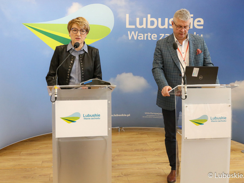 Marszałek Elżbieta Anna Polak oraz prezes Szpitala Uniwersyteckiego w Zielonej Górze dr Marek Działoszyński
