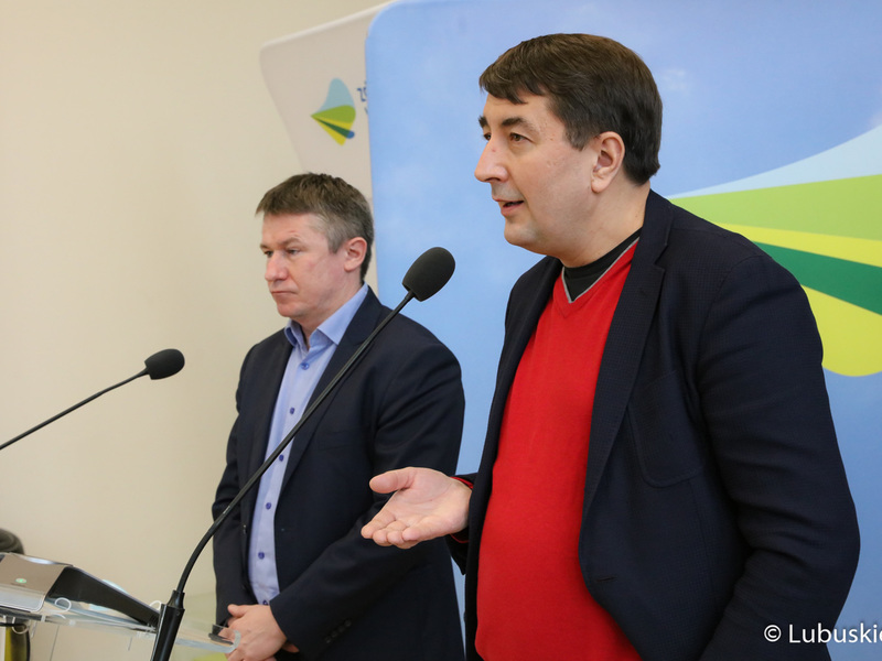 Prof. UZ, kierownik Klinicznego Oddziału Chirurgii Ogólnej i Onkologicznej i prezes Polskiego Towarzystwa Chirurgii Onkologicznej dr hab. n. med. Dawid Murawa (na pierwszym planie) oraz kierownik Klinicznego Oddziału Onkologii dr n. med. Marek Szwiec