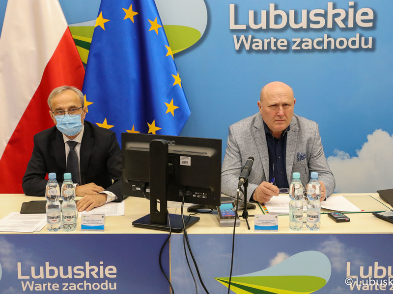 Przewodniczący Sejmiku, Wacław Maciuszonek (z prawej) oraz wiceprzewodniczący Mirosław Marcinkiewicz podczas XXXIX zwyczajnej sesji Sejmiku Województwa Lubuskiego