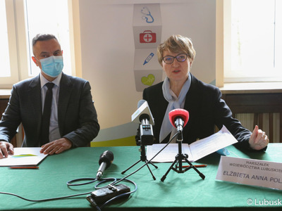 Marszałek Elżbieta Anna Polak oraz dyrektor Wojewódzkiego Szpitala Specjalistycznego dla Nerwowo i Psychicznie Chorych w Ciborzu, Tomasz Kowalski podczas konferencji prasowej 