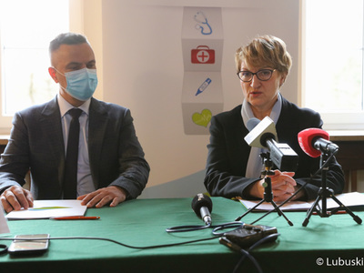 Marszałek Elżbieta Anna Polak oraz dyrektor Wojewódzkiego Szpitala Specjalistycznego dla Nerwowo i Psychicznie Chorych w Ciborzu, Tomasz Kowalski podczas konferencji prasowej 