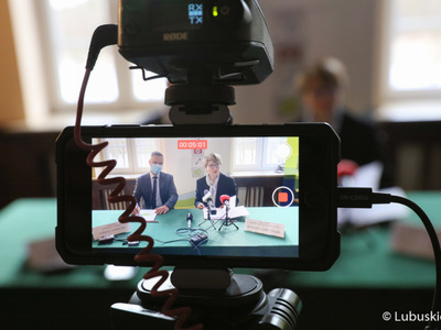Marszałek Elżbieta Anna Polak oraz dyrektor Wojewódzkiego Szpitala Specjalistycznego dla Nerwowo i Psychicznie Chorych w Ciborzu, Tomasz Kowalski podczas konferencji prasowej 