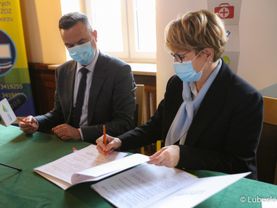 Marszałek Elżbieta Anna Polak oraz dyrektor Wojewódzkiego Szpitala Specjalistycznego dla Nerwowo i Psychicznie Chorych w Ciborzu, Tomasz Kowalski podpisują umowę dot. inwestycji w lecznicy
