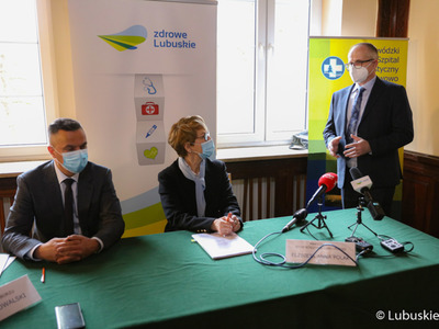 Uczestnicy konferencji prasowej w Wojewódzkim Szpitalu Specjalistycznym dla Nerwowo i Psychicznie Chorych w Ciborzu