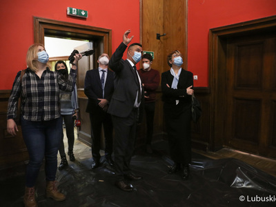 Marszałek Elżbieta Anna Polak zwiedza remontowane pomieszczenie jednego z budynków Wojewódzkiego Szpitala Specjalistycznego dla Nerwowo i Psychicznie Chorych w Ciborzu