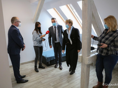 Marszałek Elżbieta Anna Polak zwiedza pokoje dla studentów w jednym z budynków Wojewódzkiego Szpitala Specjalistycznego dla Nerwowo i Psychicznie Chorych w Ciborzu