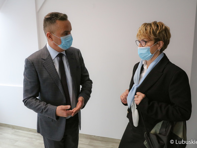 Marszałek Elżbieta Anna Polak oraz dyrektor Wojewódzkiego Szpitala Specjalistycznego dla Nerwowo i Psychicznie Chorych w Ciborzu, Tomasz Kowalski w jednym z pokoi dla studentów