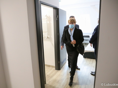 Marszałek Elżbieta Anna Polak zwiedza pokoje dla studentów w jednym z budynków Wojewódzkiego Szpitala Specjalistycznego dla Nerwowo i Psychicznie Chorych w Ciborzu
