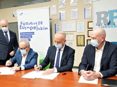 Po podpisaniu umów, Członek Zarządu Województwa Lubuskiego Marcin Jabłoński i dyrektor Departamentu Programów Regionalnych Marek Kamiński zwiedzili siedzibę firmy Marba w Zielonej Górze Raculi