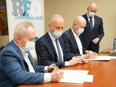 Po podpisaniu umów, Członek Zarządu Województwa Lubuskiego Marcin Jabłoński i dyrektor Departamentu Programów Regionalnych Marek Kamiński zwiedzili siedzibę firmy Marba w Zielonej Górze Raculi
