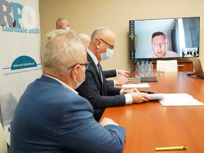 Po podpisaniu umów, Członek Zarządu Województwa Lubuskiego Marcin Jabłoński i dyrektor Departamentu Programów Regionalnych Marek Kamiński zwiedzili siedzibę firmy Marba w Zielonej Górze Raculi