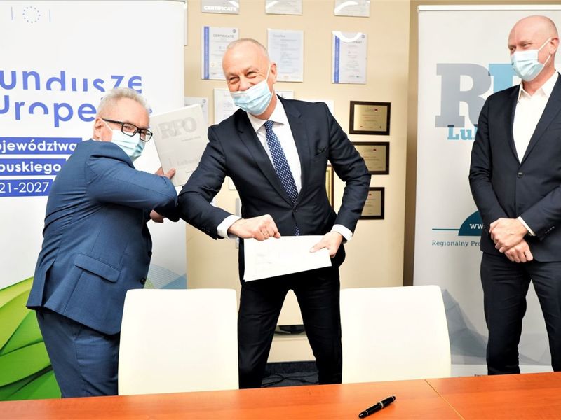 Po podpisaniu umów, Członek Zarządu Województwa Lubuskiego Marcin Jabłoński i dyrektor Departamentu Programów Regionalnych Marek Kamiński zwiedzili siedzibę firmy Marba w Zielonej Górze Raculi