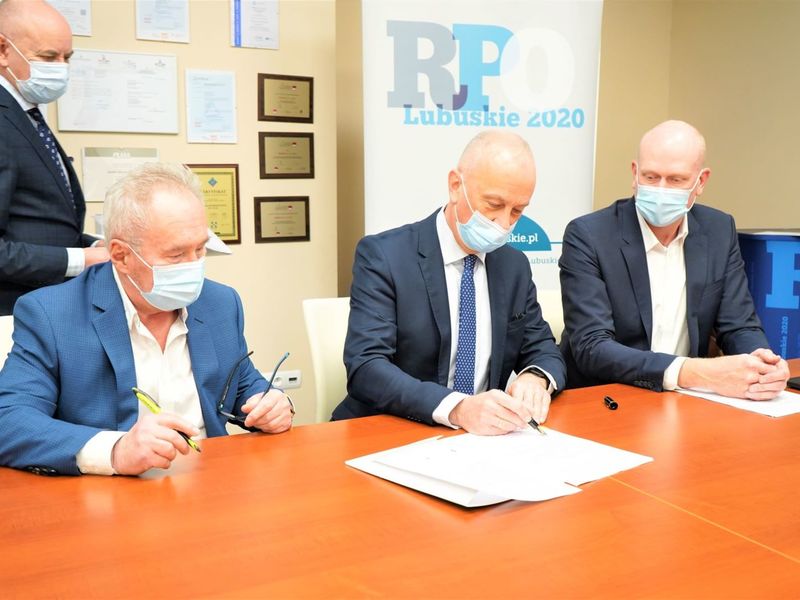 Po podpisaniu umów, Członek Zarządu Województwa Lubuskiego Marcin Jabłoński i dyrektor Departamentu Programów Regionalnych Marek Kamiński zwiedzili siedzibę firmy Marba w Zielonej Górze Raculi