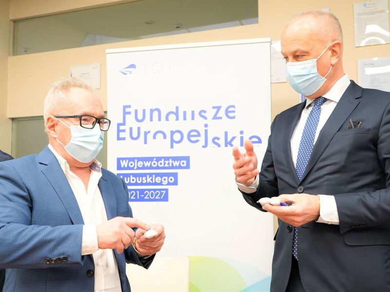 Po podpisaniu umów, Członek Zarządu Województwa Lubuskiego Marcin Jabłoński i dyrektor Departamentu Programów Regionalnych Marek Kamiński zwiedzili siedzibę firmy Marba w Zielonej Górze Raculi