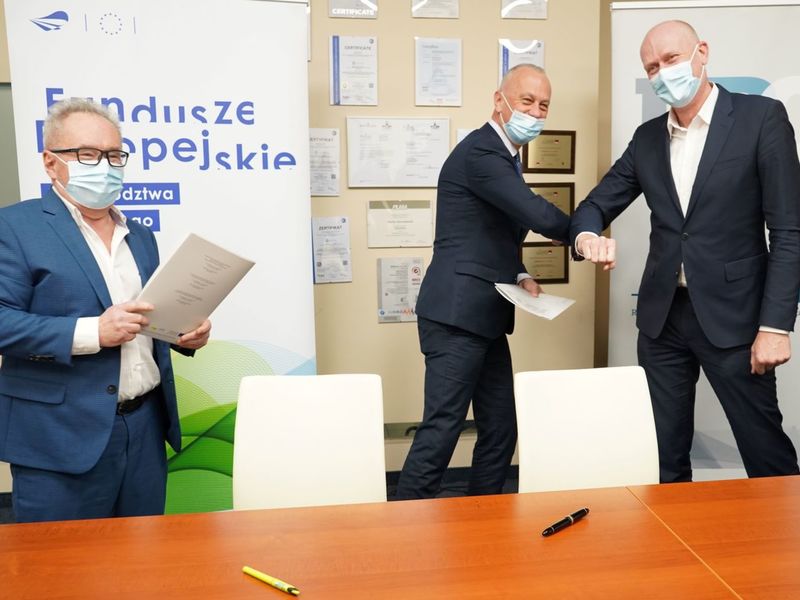 Po podpisaniu umów, Członek Zarządu Województwa Lubuskiego Marcin Jabłoński i dyrektor Departamentu Programów Regionalnych Marek Kamiński zwiedzili siedzibę firmy Marba w Zielonej Górze Raculi