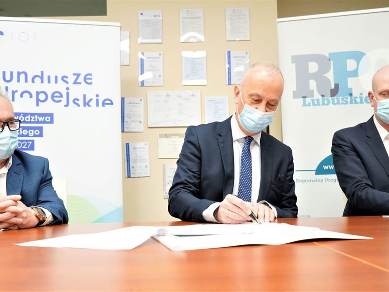 Po podpisaniu umów, Członek Zarządu Województwa Lubuskiego Marcin Jabłoński i dyrektor Departamentu Programów Regionalnych Marek Kamiński zwiedzili siedzibę firmy Marba w Zielonej Górze Raculi